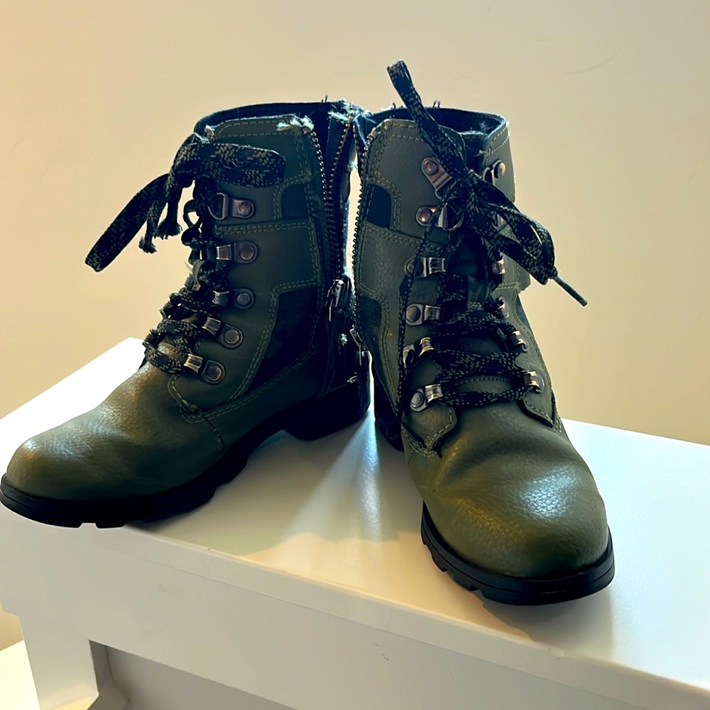 Sorel Emelie Conquest Boots Girls size 1, good condition